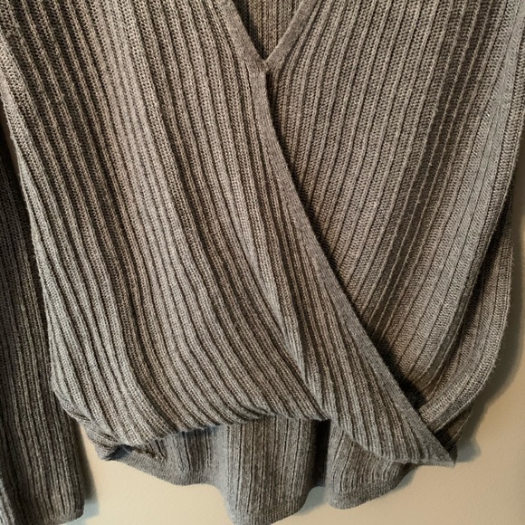 Abercrombie cross front sweater - Picture 3 of 3